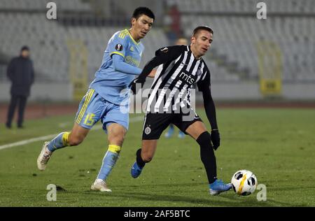 Belgrad. 12 Dez, 2019. Die partizan Zoran Tosic (R) Mias mit Astana Abzal Beysebekov während der UEFA Europa League Gruppe L Fußballspiel zwischen Partizan und Astana in Belgrad, Serbien am Dez. 12, 2019. Credit: Predrag Milosavljevic/Xinhua/Alamy leben Nachrichten Stockfoto