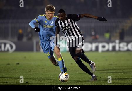 Belgrad. 12 Dez, 2019. Die partizan Umar Sadiq (R) Mias mit Astana Evgeni Postnikov während der UEFA Europa League Gruppe L Fußballspiel zwischen Partizan und Astana in Belgrad, Serbien am Dez. 12, 2019. Credit: Predrag Milosavljevic/Xinhua/Alamy leben Nachrichten Stockfoto