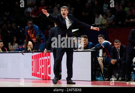 Belgrad. 12 Dez, 2019. Baskonia's Head Coach Velimir Perasovic reagiert während der regulären Saison Runde 13 der Euroleague basketball Match zwischen Crvena Zvezda und Baskonia in Belgrad, Serbien am Dez. 12, 2019. Credit: Predrag Milosavljevic/Xinhua/Alamy leben Nachrichten Stockfoto