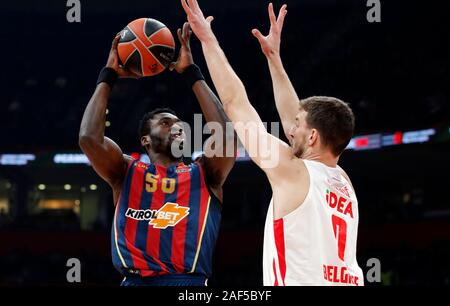 Belgrad. 12 Dez, 2019. Baskonia ist Michael Eric (L) schießt gegen Crvena Zvezda Ognjen Kuzmic während der regulären Saison Runde 13 der Euroleague basketball Match zwischen Crvena Zvezda und Baskonia in Belgrad, Serbien am Dez. 12, 2019. Credit: Predrag Milosavljevic/Xinhua/Alamy leben Nachrichten Stockfoto