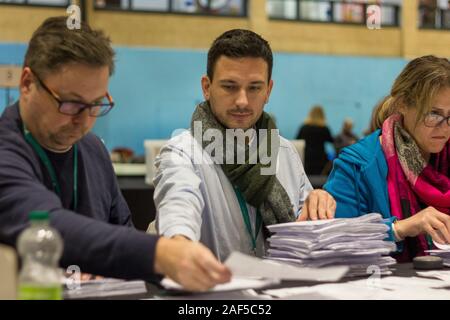 Stroud, Großbritannien. 13 Dez, 2019. Stimmen zu Stratford Park Freizeitzentrum in Stroud Credit: Carl Hewlett/Alamy Leben Nachrichten gezählt. Stockfoto