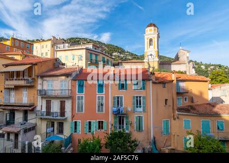 Farbenprächtiges Dorf Villefranche Sur Mer, Frankreich und der gelbe Kirchturm der Kirche Saint Michel in der Küstenstadt an der französischen Riviera. Stockfoto
