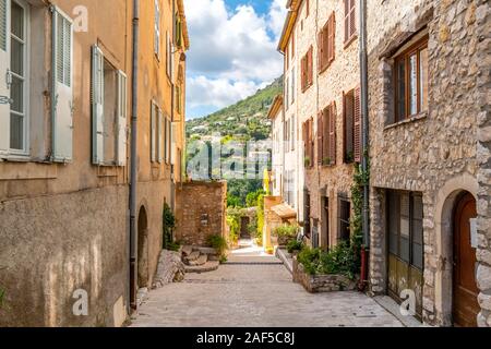 Die alpes-maritimes Berge und Städte der südlichen Frankreich sind sichtbar von einer mittelalterlichen Straße in Tourrettes sur Loup, Frankreich, an der Französischen Riviera Stockfoto