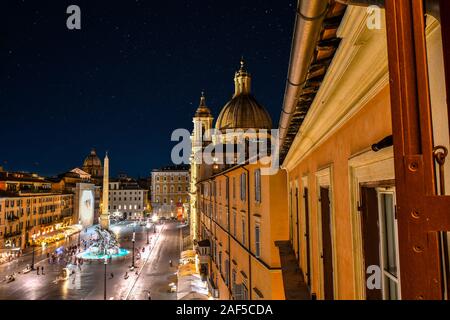 Die beleuchtete Kuppel von Sant'Agnese in Agone, wacht über Berninis Brunnen der vier Flüsse, bis spät in die Nacht auf der Piazza Navona, Rom, Italien Stockfoto