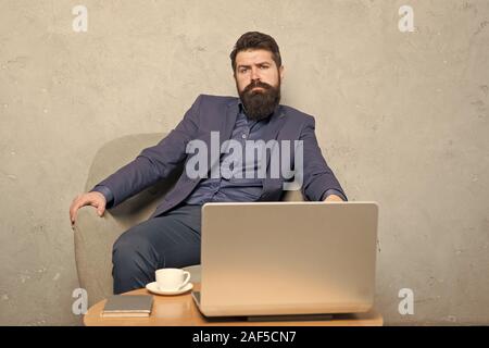 Moderne Geschäftsmann. Geschäftsmann Laptop. Mann trinken Kaffee im Büro. Reaktion auf geschäftliche E-Mails. Digitales Marketing. Im Internet surfen. Online kaufen. Projekt Manager. Geschäftliche Korrespondenz. Stockfoto