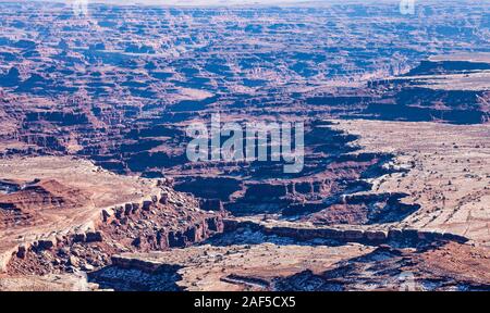 Blick über Canyonlands National Park von der Insel im Himmel Abschnitt der CanyonLands an einem sonnigen Wintertag, in Utah, USA. Stockfoto