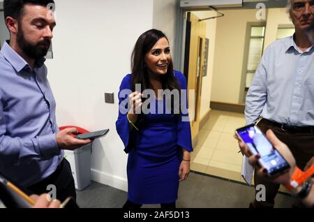 Sinn Fein Kandidat für West Tyrone Orfhlaith Begley im Gespräch mit Medien an der Freizeitanlage, in Omagh, Nordirland, das Zählen ist unterwegs in die 2019 allgemeine Wahlen. Stockfoto