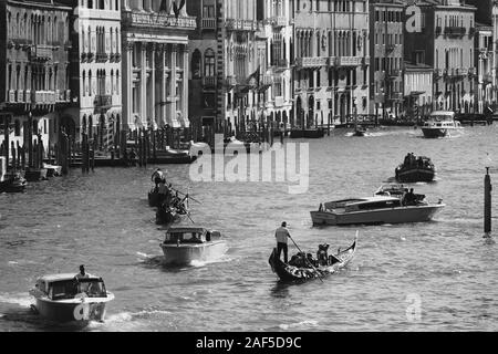 Venedig, Italien - 14 Juli, 2017: Wassertaxis und Gondeln sind Segeln entlang dem Canal Grande. Grand Canal ist einer der bedeutenden Wasser-verkehrskorridore Stockfoto