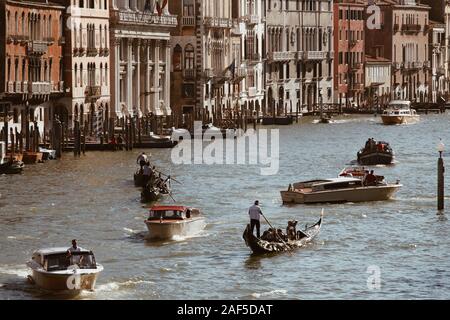 Venedig, Italien - 14 Juli, 2017: Wassertaxis und Gondeln sind Segeln entlang dem Canal Grande. Grand Canal ist einer der bedeutenden Wasser-verkehrskorridore Stockfoto