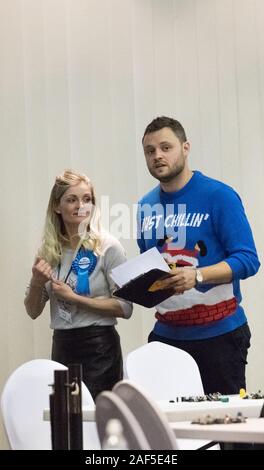 Mansfield, Nottinghamshire, Großbritannien. 13 Dez, 2019. Einem langen und anstrengenden Nacht für Ben Bradley die konservative Kandidaten für Mansfield und seine Frau Shanade, aber das Ergebnis aus den Umfragen zeigt, dass Ben dieses parlamentarischen Sitz wird mit einer Zunahme seiner insgesamt Stimmen erhalten. Die Wahlbeteiligung bei dieser Sitz ist 64.08 % im Vergleich zu 64,5% von der allgemeinen Wahlen von 2017. Credit: AlanBeastall/Alamy leben Nachrichten Stockfoto