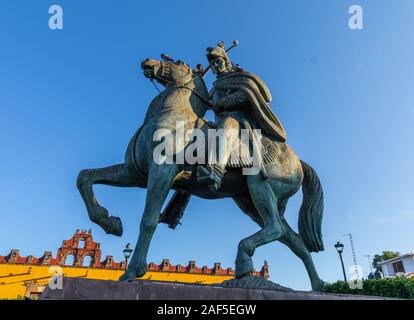 San Miguel de Allende, Guanajuato, Mexiko - 25.November 2019: Statue von Ignacio Allende, reiten ein Pferd und Schwert in der Hand, mexikanische Unabhängigkeit Held Stockfoto