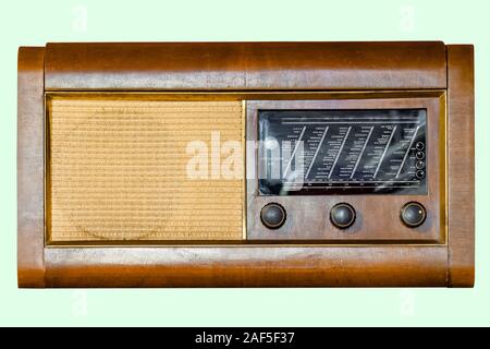 Alte tube Tischplatte Radio im Holzgehäuse, auf isolierte hellgrünen Hintergrund mit Freistellungspfaden. Stockfoto