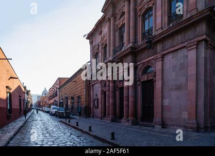 San Miguel de Allende, Guanajuato, Mexiko - 25.November 2019: Die Aktivität am Morgen vor dem Teatro Angela Peralta Stockfoto