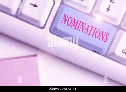 Schreiben Hinweis Nominierungen angezeigt. Business Konzept für Maßnahmen der Ernennung oder für Preis nominiert werden Stockfoto
