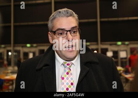 DUP Kandidat für den Osten Belfast Gavin Robinson trifft als die Zählung im Titanic Exhibition Center, Belfast fährt fort, für die Bundestagswahl 2019. Stockfoto