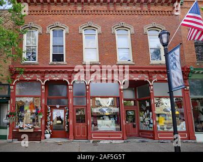 FINGER LAKES, NY, USA - Mai 2019: malerische Altstädte in der Finger Lakes Region alten Hauptstraße Schaufenster, oft für antiken Geschäften erhalten. Stockfoto