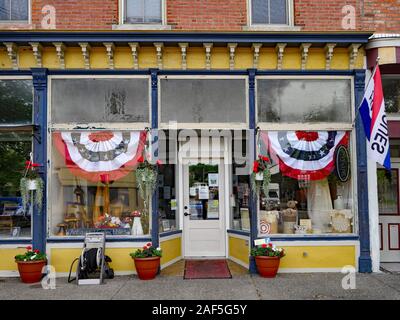 FINGER LAKES, NY, USA - Mai 2019: malerische Altstädte in der Finger Lakes Region alten Hauptstraße Schaufenster, oft für antiken Geschäften erhalten. Stockfoto