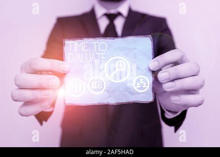 Schreiben Hinweis zeigt Zeit zu bewerten. Business Konzept für Richter etwas in Bezug auf ihren Wert oder Bedeutung Stockfoto