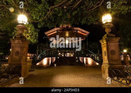 Der Kiosk im Allende Garten bei Nacht, San Miguel de Allende, Guanajuato, Mexiko Stockfoto