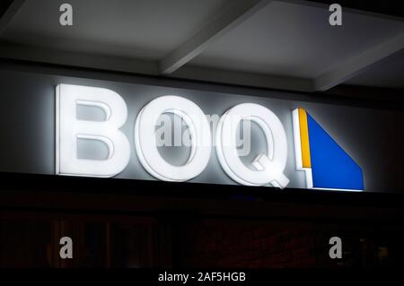 Brisbane, Queensland, Australien - 11. Dezember 2019: Ansicht der BOQ (Bank von Queensland) Bank Logo hängen vor dem Gebäude außen bei Que Stockfoto