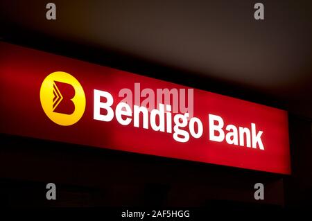 Brisbane, Queensland, Australien - 27 November 2019: Blick auf die beleuchtete Bendigo Bank unterzeichnen hängend vor der Bank in Adelaide Street in Bri Stockfoto