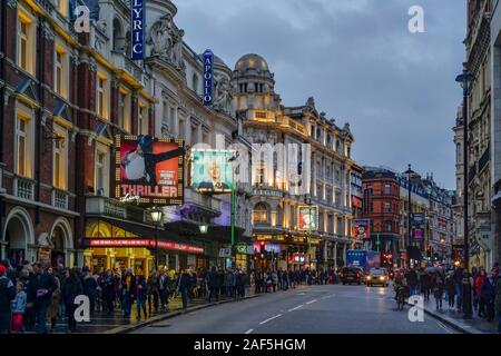 West End Theatre District, Shaftesbury Avenue, London, England, Großbritannien Stockfoto