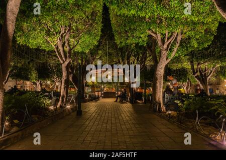 Der Kiosk im Allende Garten bei Nacht, San Miguel de Allende, Guanajuato, Mexiko Stockfoto