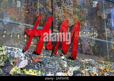 Brisbane, Queensland, Australien - 19 November 2019: Blick auf ein H&M Logo hängen an einer Glaswand im Shop Eingang in der queenstreet Mall in Brisban Stockfoto