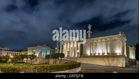 Panoramablick auf die nationale Akademie von Athen - akadimia Athen bei Nacht, Athen, Griechenland Stockfoto