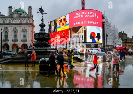 Regen nassen Tag, Piccadilly Circus, London, England, Großbritannien Stockfoto