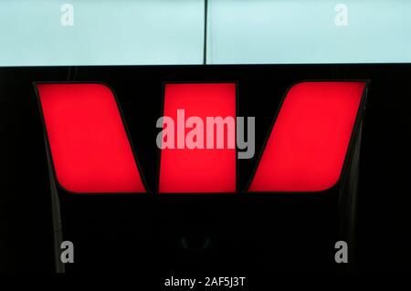 Brisbane, Queensland, Australien - 11. Dezember 2019: Blick auf die westpac Bank Logo hinter einer Glaswand in der queenstreet Mall in Brisbane. Stockfoto