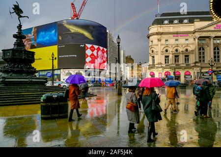 Regen nassen Tag, Piccadilly Circus, London, England, Großbritannien Stockfoto