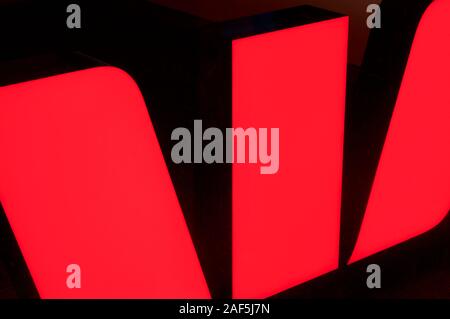 Brisbane, Queensland, Australien - 11. Dezember 2019: Blick auf die westpac Bank Logo hinter einer Glaswand in der queenstreet Mall in Brisbane. Stockfoto