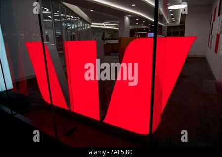 Brisbane, Queensland, Australien - 11. Dezember 2019: Blick auf die westpac Bank Logo hinter einer Glaswand in der queenstreet Mall in Brisbane. Stockfoto