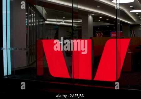 Brisbane, Queensland, Australien - 11. Dezember 2019: Blick auf die westpac Bank Logo hinter einer Glaswand in der Queenstreet in Brisbane. Stockfoto