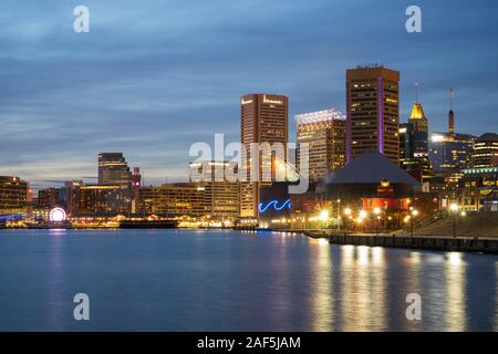 Baltimore, Maryland: Der innere Hafen nach Einbruch der Dämmerung. Stockfoto