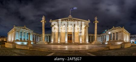 Panoramablick auf die nationale Akademie von Athen - akadimia Athen bei Nacht, Athen, Griechenland Stockfoto