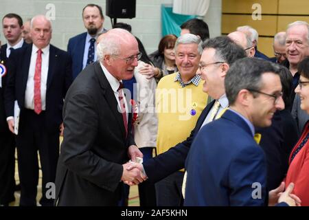 Stephen Farry der Alliance Party (rechts), der gewann, North Down schüttelt Hände mit Jim Shannon der DUP, wer gewonnen hat Strangford in Großbritannien Parlamentswahlen im Aurora Wasser- und Freizeitkomplex in Bangor, Nordirland. Stockfoto