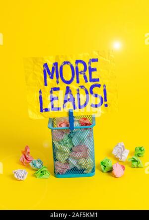 Konzeptionelle Handschrift mehr führt. Konzept Bedeutung Einleitung das Interesse der Verbraucher oder Untersuchung Produkt Papierkorb zerknittertes Papier clothespi Stockfoto