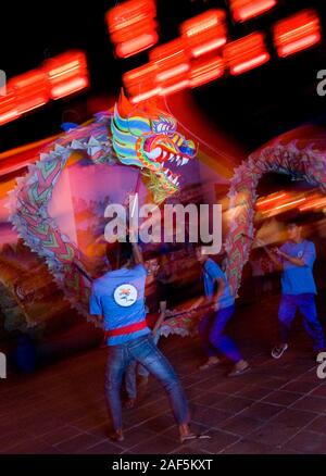 Dragon Marionette Tänzer in der chinesischen Neujahr. Stockfoto