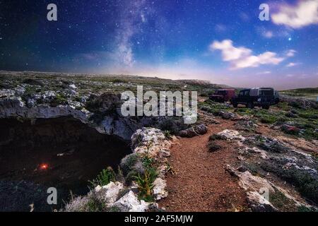 Land Rover Verteidiger unter dem Sternenhimmel Ghajn Tuta Höhle in Mellieha Malta. Stockfoto