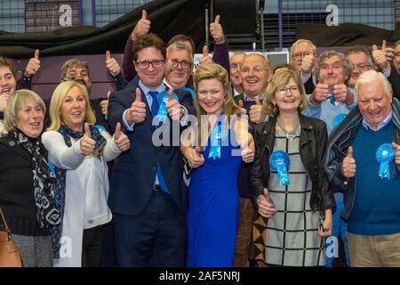 Brentood Essex 12. Dez. 2019 Wahl in Brentwood für den Wahlkreis Brentwood und Ongar Alex Burghart (mit Brille) und seine Frau Hermine Eyre (Mitte ith blaues Kleid) feiern mit konservativen Partei Arbeitnehmer Kredit: Ian Davidson/Alamy leben Nachrichten Stockfoto