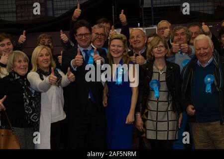 Brentood Essex 12. Dez. 2019 Wahl in Brentwood für den Wahlkreis Brentwood und Ongar Alex Burghart (mit Brille) und seine Frau Hermine Eyre (Mitte ith blaues Kleid) feiern mit konservativen Partei Arbeitnehmer Kredit: Ian Davidson/Alamy leben Nachrichten Stockfoto