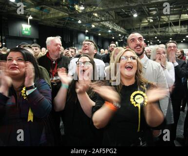 SEC Glasgow Schottland, allgemeinen Wahlen 12. Dezember 2019. Die Spannung wird an die Freude für diese SNP Partei als Amy Callaghan verdrängt Bibliothek Dem Führer Jo Swinson aus dem East Dunbartonshire Sitz. Kredit Alan Oliver/Alamy leben Nachrichten Stockfoto