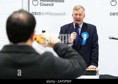 Hereford, Herefordshire, UK - Donnerstag, 12 Dezember 2019 - konservative Bill Wiggin macht seine Gewinner Rede nach als MP gewählt für den Wahlkreis Nord Herefordshire. Foto Steven Mai/Alamy leben Nachrichten Stockfoto