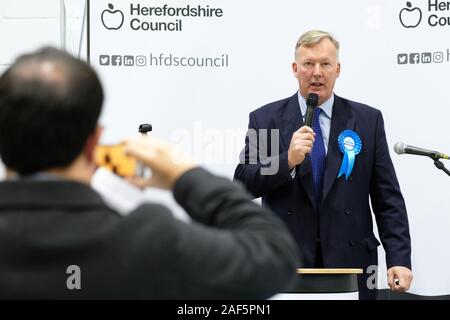 Hereford, Herefordshire, UK - Donnerstag, 12 Dezember 2019 - konservative Bill Wiggin macht seine Gewinner Rede nach als MP gewählt für den Wahlkreis Nord Herefordshire. Foto Steven Mai/Alamy leben Nachrichten Stockfoto