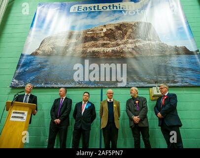 Meadowmill Sports Centre, East Lothian, Schottland, Vereinigtes Königreich, 13. Dezember 2019. Allgemeine Wahl: ehemalige Justiz Generalsekretär Kenny MacAskill, Scottish National Party (SNP) Kandidat gewinnt die Wahl als MP für East Lothian, ein Comeback zu seiner politischen Karriere gegen sitzen MP Martin Whitfield, Scottish Labour Party Kandidat. Im Bild: Kenny MacAskill, Scottish National Party (SNP) Kandidat, Wahlleiter, Jim Lamond, Craig Hoy, Schottischen Konservativen Kandidaten, Robert O'Riordan, schottischen liberalen Demokraten Kandidat, David Sisson, UKIP, Martin Whitfield, Scottish Labour Party Stockfoto