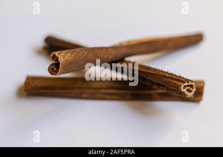 Ein paar Sticks von getrocknetem Rindfleisch Narbe. Natürliche Leckerlis für Hunde auf einem weißen Hintergrund. Close-up. Heimtierbedarf. Selektive konzentrieren. Stockfoto