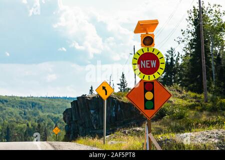 Temporärer Zustand Straße Warnschilder auf der Straße vor der Straße Arbeit Zone, neue Signal Ampel vor. mit Lampe, und linke Kurve voraus Zeichen Stockfoto