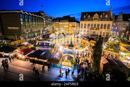 10 Dezember 2019, Bremen: Besucher Spaziergang über den Weihnachtsmarkt auf dem Bremer Marktplatz. Foto: mohssen Assanimoghaddam/dpa Stockfoto